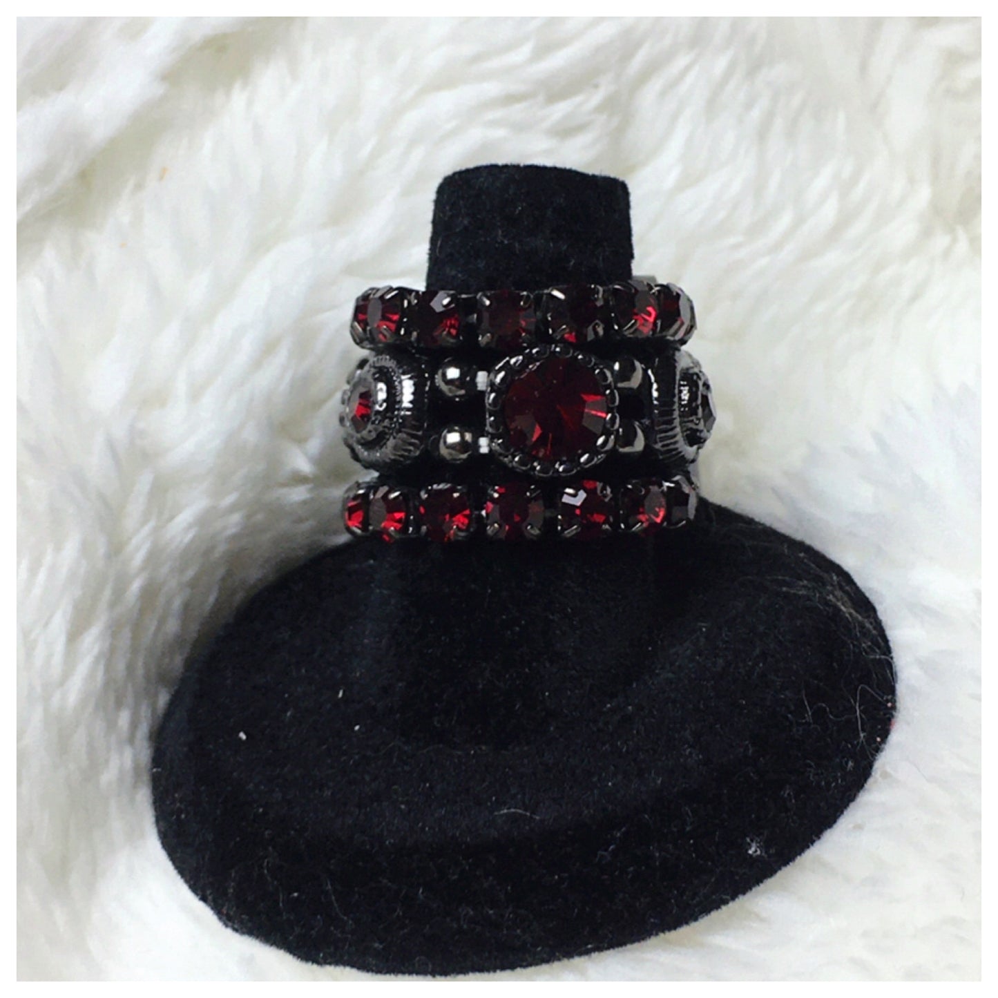 Stunning Vintage 3pc Red Stretch Ring Set